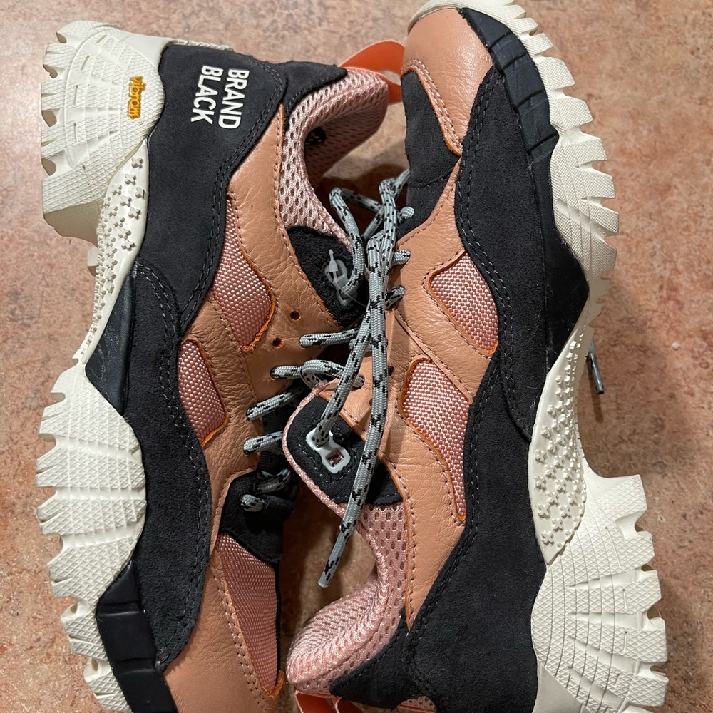 Brandblack vibram hiking shoes cresta